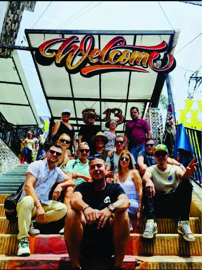Turistas en el Grafitour de la Comuna 13 Medellín con guías profesionales de Paisa Tours.