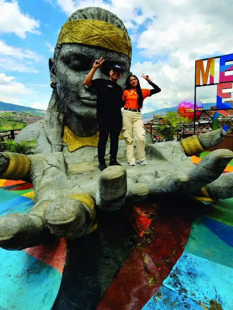 Monumento y arte cultural en el corazón de la Comuna 13 Medellín.