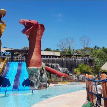 Vista del parque temático y atracciones en nuestro tour guiado a la Hacienda Nápoles saliendo desde Medellín