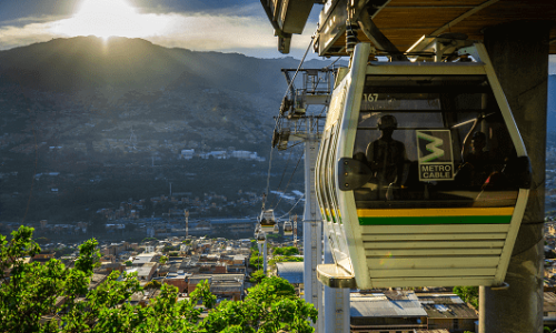 Vista del sistema de transporte Metrocable integrado en nuestro city tour guiado por Medellín